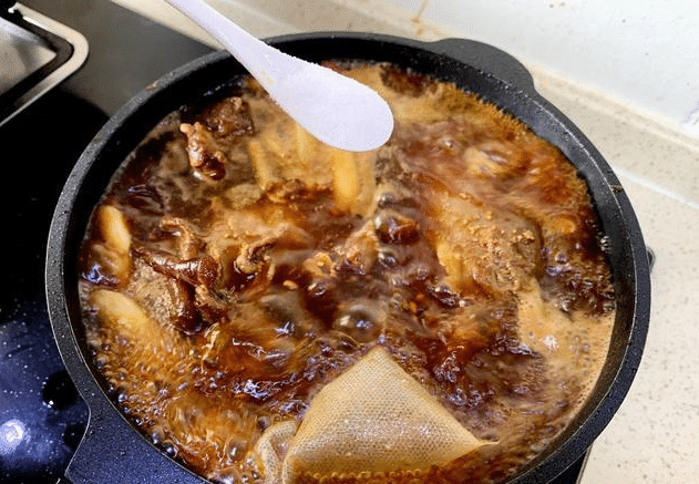 随后放进牛腱子肉,小火慢炖一个半小时就可以.