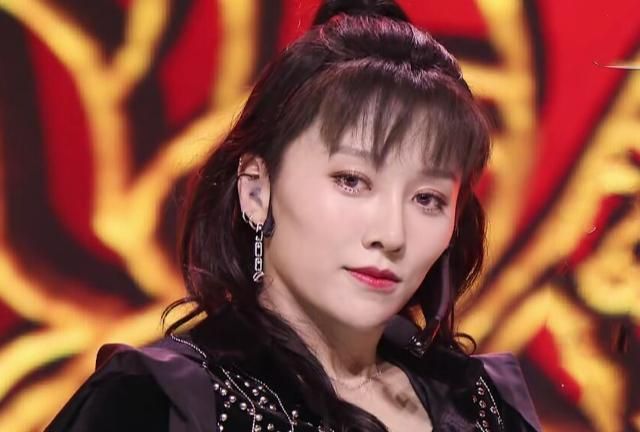 乃万晒刘雨昕早期长发照,颜值却引网友热议:更像女装大佬?