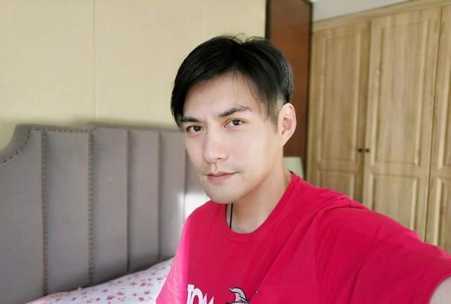 严屹宽被"困"在家,长发飘飘无奈自己剪,穿格子衫被女儿当马骑