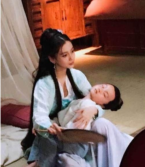 baby这样抱孩子对比黄晓明这样抱差距好明显