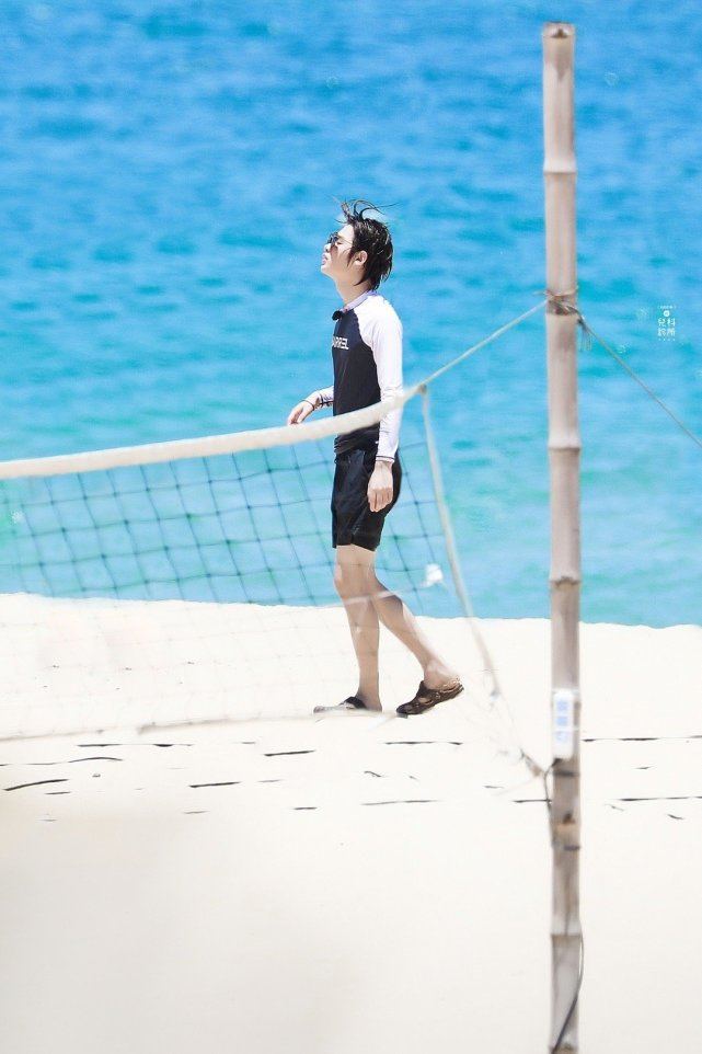 黄明昊《夏日冲浪店》饭拍,墨镜 湿发的冲浪少年太可了!