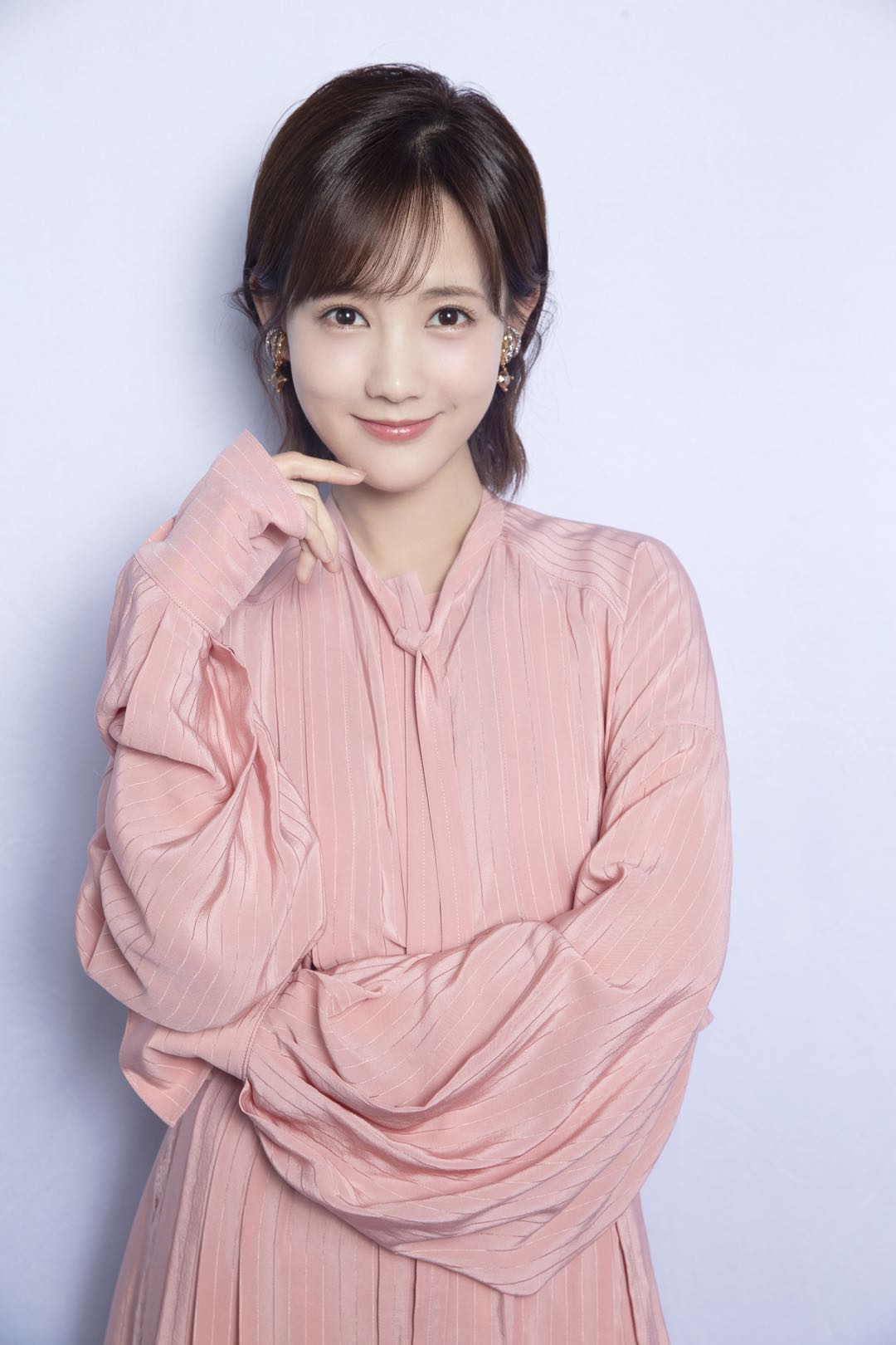 夏季常选穿搭粉色look,李一桐甜而不腻的look教程,学会了吗?