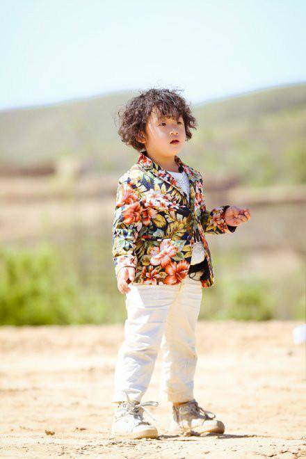 拳王邹市明大儿子变样了!身材比老爸壮实,没了卷发太像冉莹颖