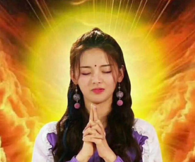 图中的杨超越俨然已经成为了观世音菩萨,身后佛光普照,金光闪闪,满屏