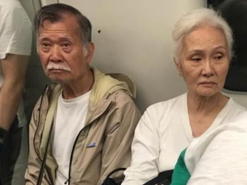 75岁雪妮与老公坐地铁,挥手眯眼逗女孩,笑容慈祥毫无明星架子|栋笃神探|唐佳|TVB_新浪新闻