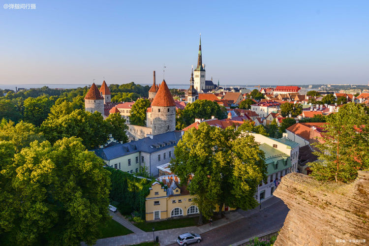 欧洲有个低调小国古朴老城尽显中世纪风情街头美女是一道风景