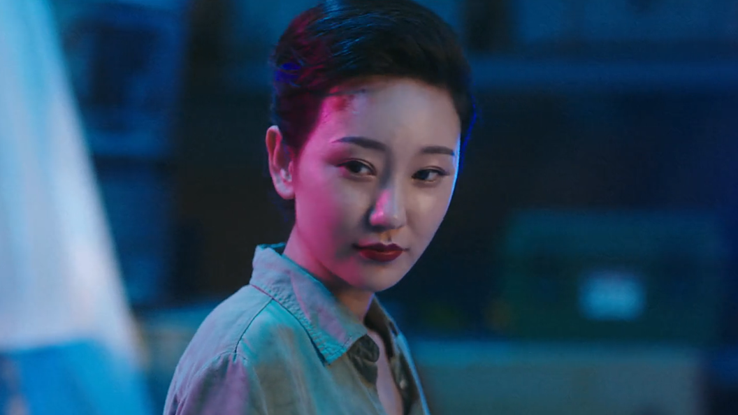 动物灾难片《大狂蜂》播出,女配是有多迷人,镜头老