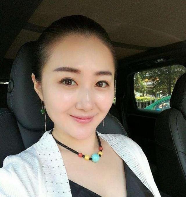 宋小宝深夜陪妻子购物,翟晓红正脸曝光,身材高挑五官精致