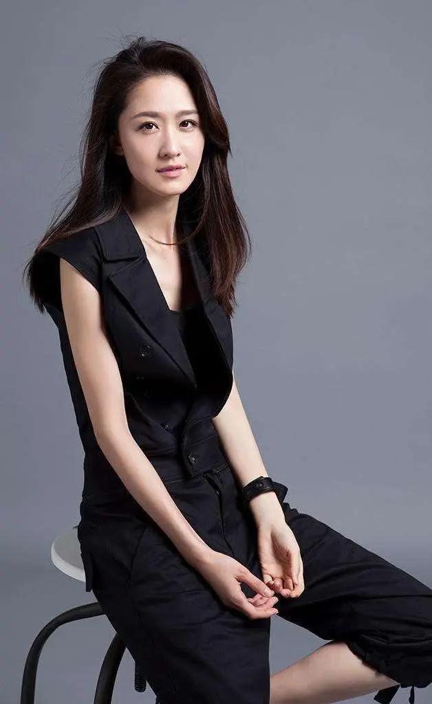 张雯外型靓丽身材修长美