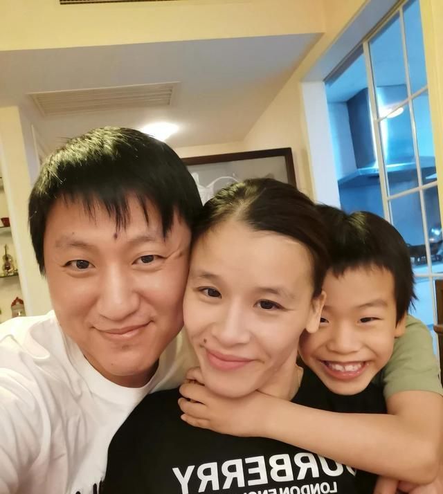 桑兰一家三口其乐融融,老公事业有成,她现在可是标准富婆