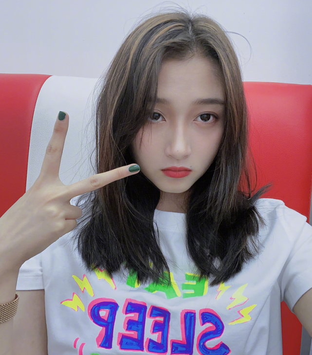 关晓彤晒九宫格自拍照,墨绿色指甲油和手中的戒指实力抢镜,太绝