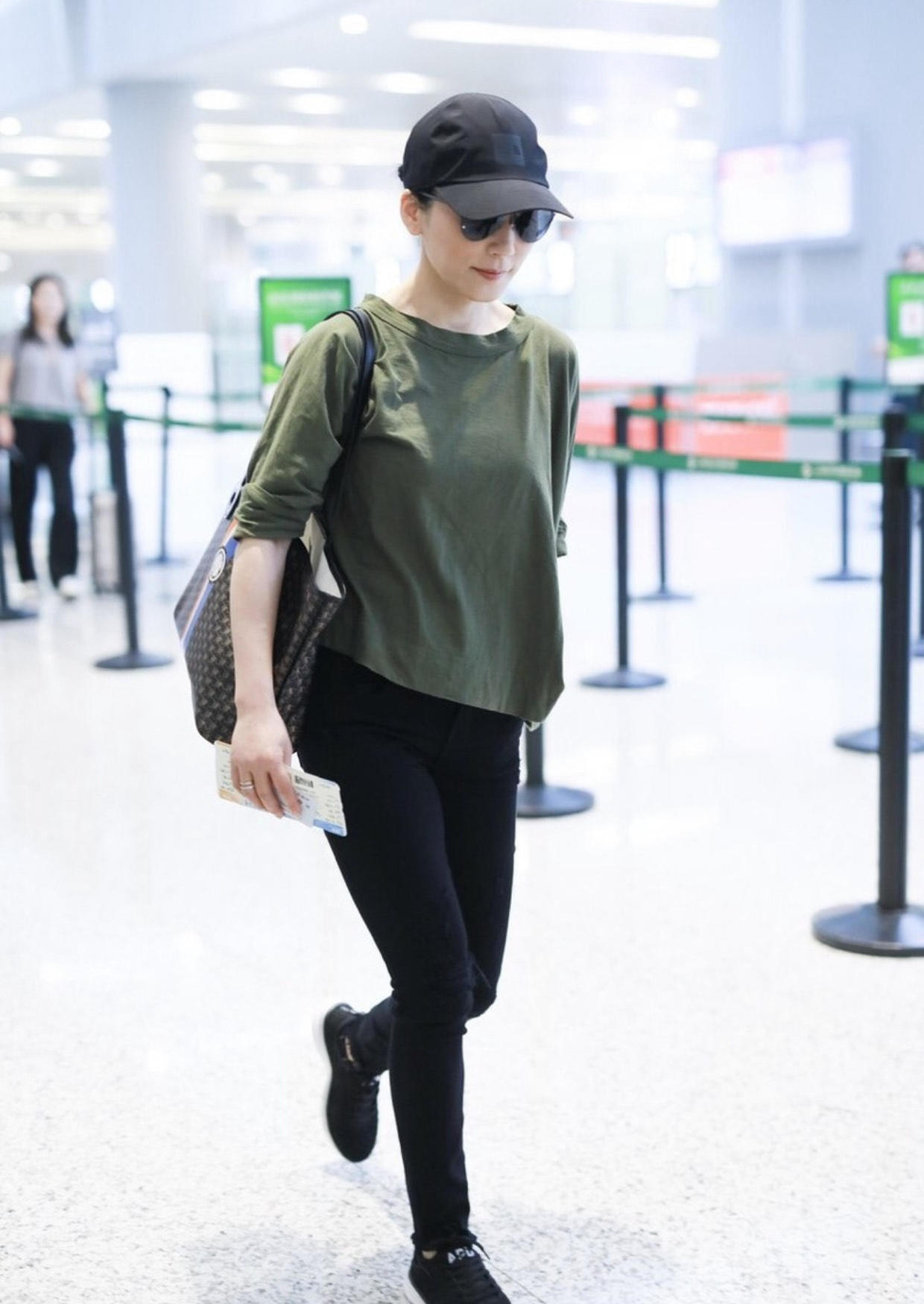 俞飞鸿气质惊艳!军绿色t恤配紧身裤干练利落,基础款穿出高级感