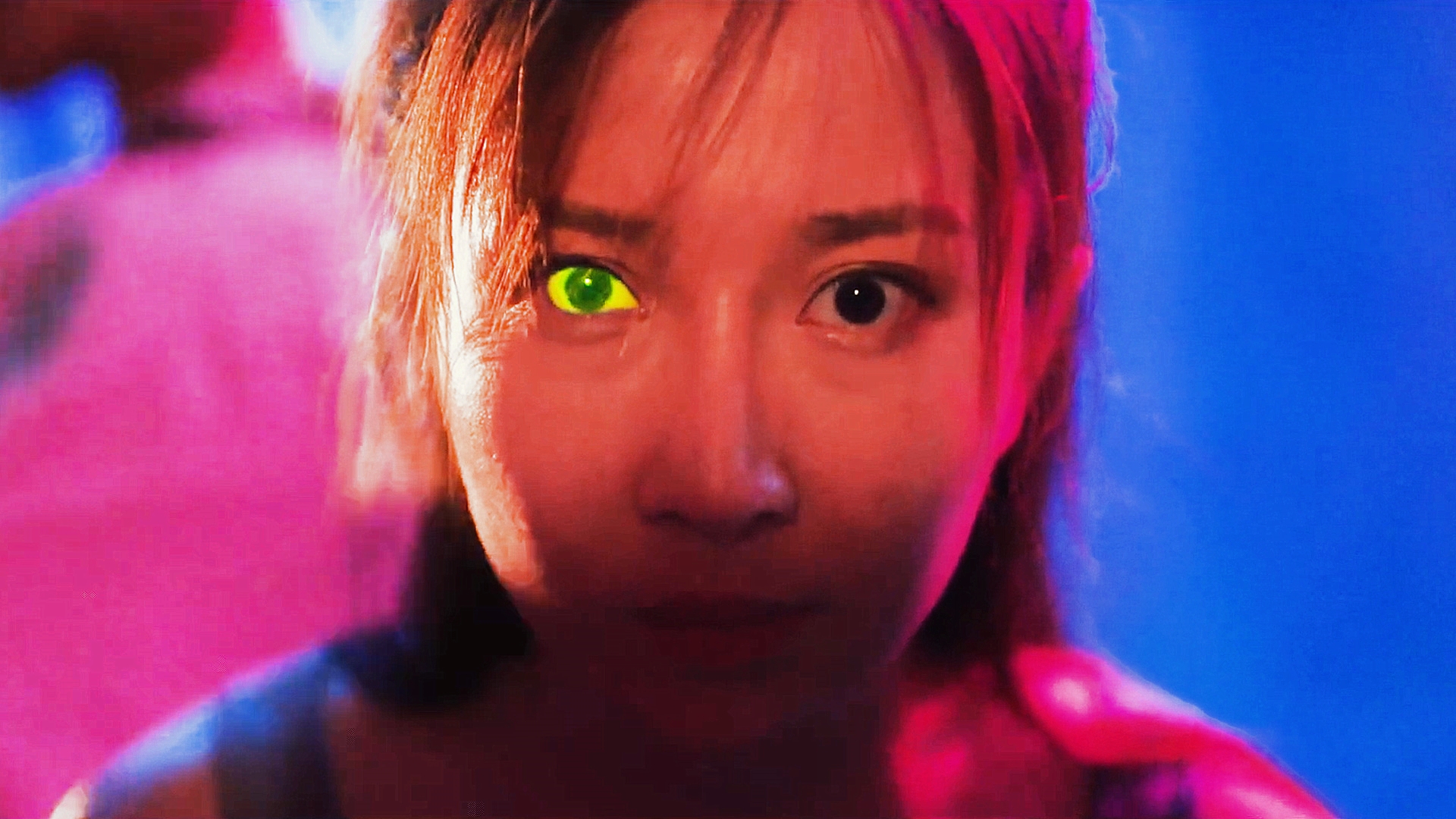 动物灾难片《大狂蜂》播出,女配是有多迷人,镜头老