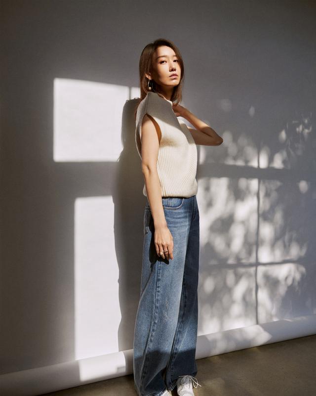 高露内搭白色打底衫,外面穿了件西装,经过了改良设计之后,带有立体的