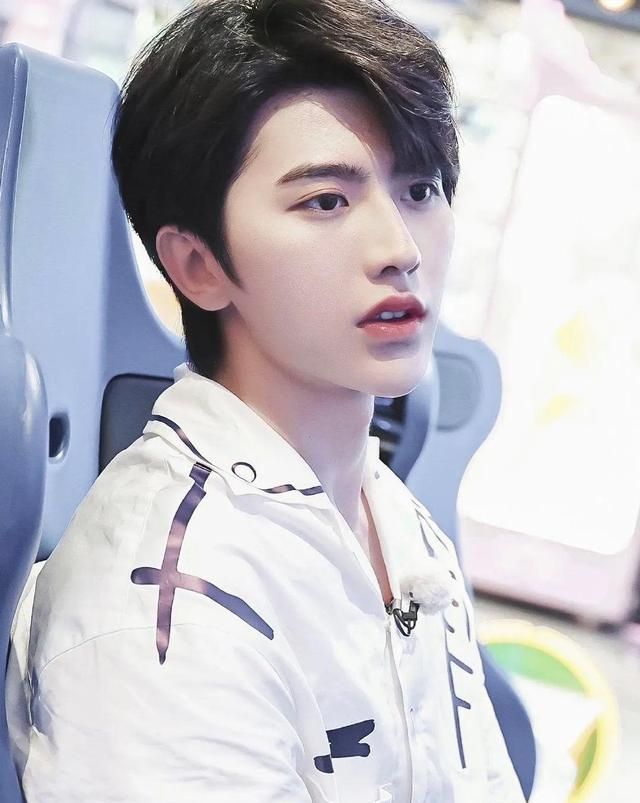 蔡徐坤人气高?朱正廷资源差?圈内如何看待黑红艺人?