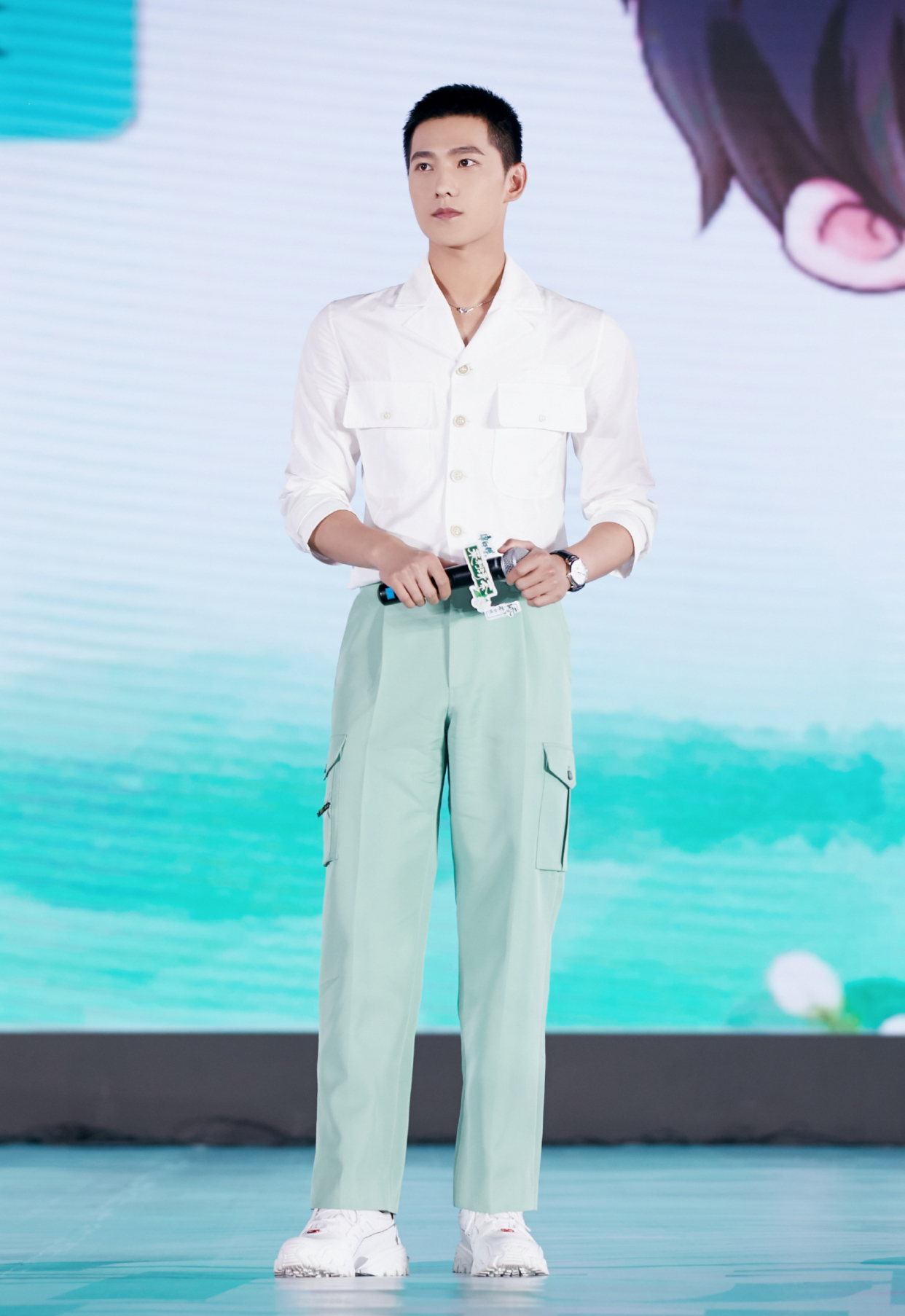 杨洋寸头发型清新感十足黑色西装搭配条纹衬衫俊朗又乖萌