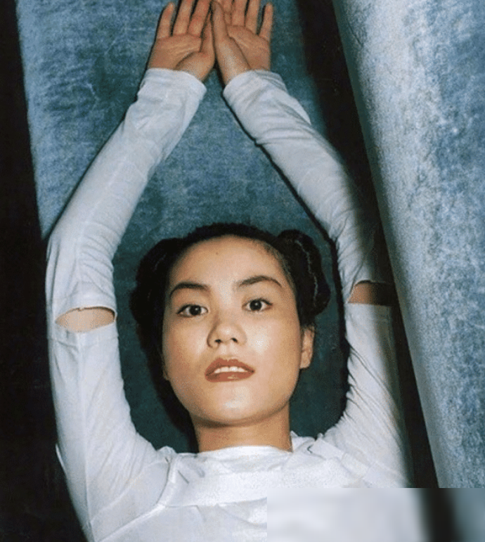 王菲年轻旧照曝光,"猪鼻子"配哪吒头被称神颜?网友:欣赏不了