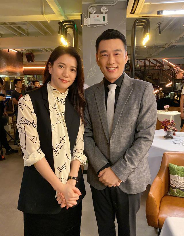 袁咏仪太自信,和老公参加派对,素颜和美女拍照气质更惊艳