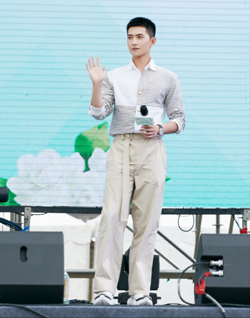 杨洋寸头发型清新感十足黑色西装搭配条纹衬衫俊朗又乖萌