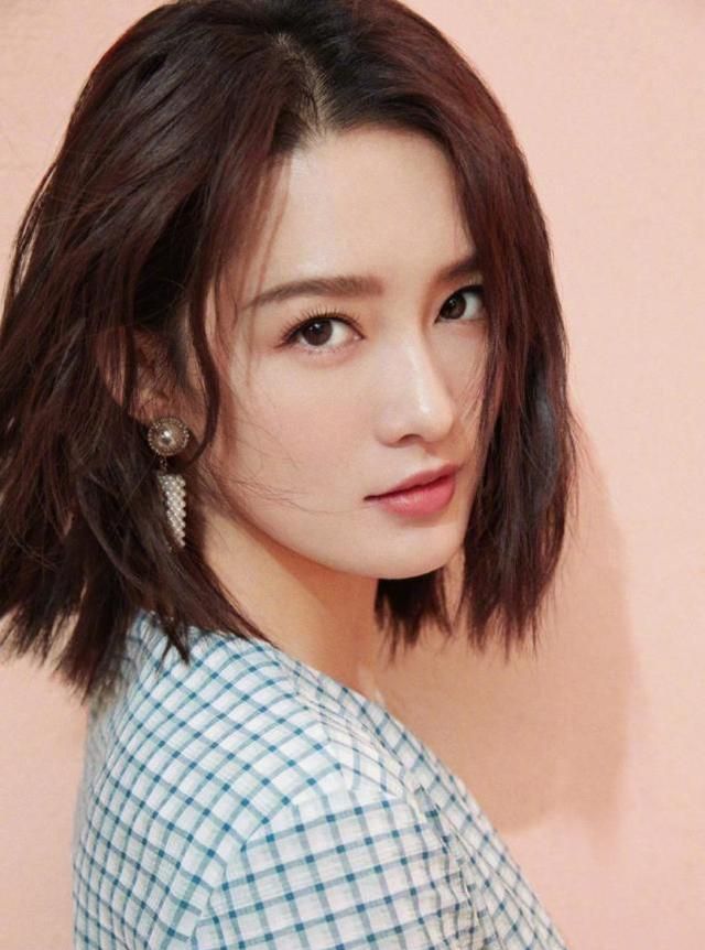 李沁无论是短发还是长发造型,都很合适,造型会给一个人加分,但天生