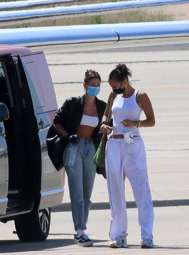 贝拉·哈迪德和海莉·比伯扎同款发型像姐妹,贝拉走运动范真苗条