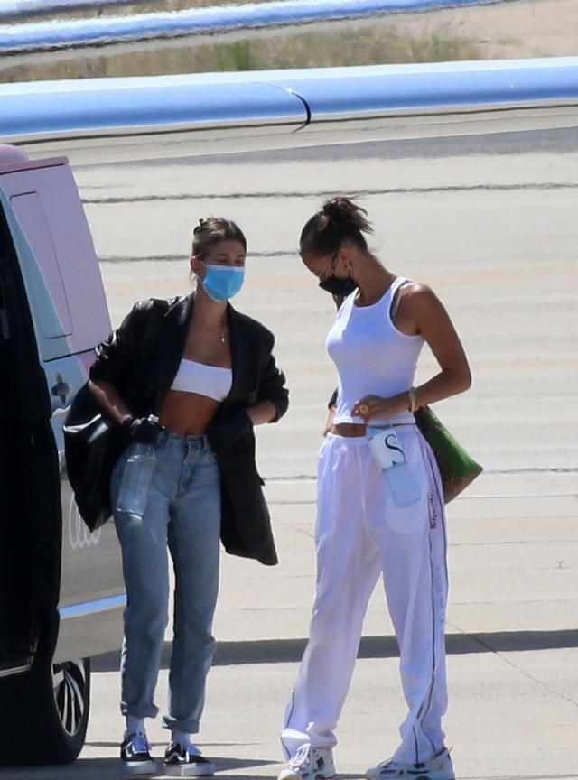 贝拉·哈迪德和海莉·比伯扎同款发型像姐妹,贝拉走运动范真苗条