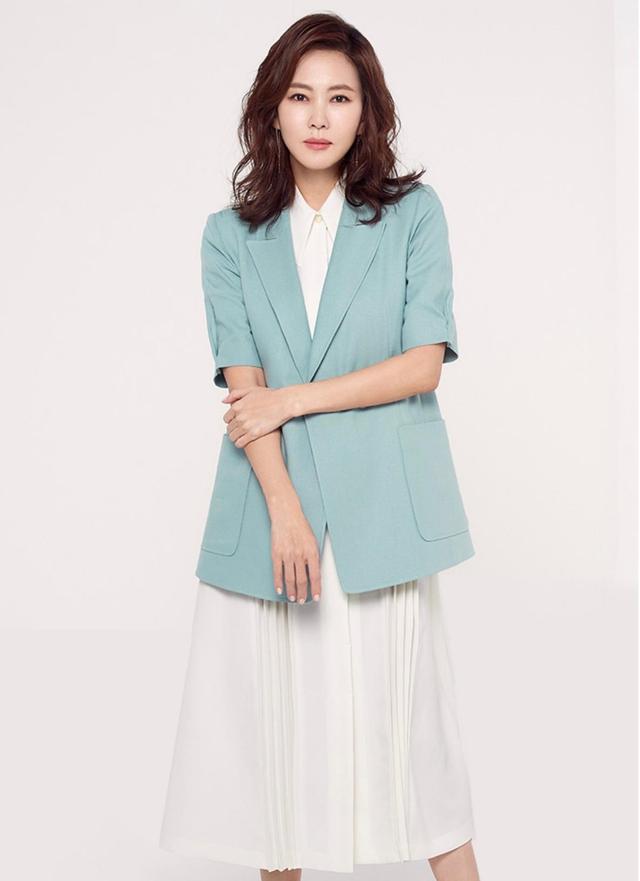 金南珠终于换发型,剪了短发穿白色连衣裙亮相,气质高贵又优雅