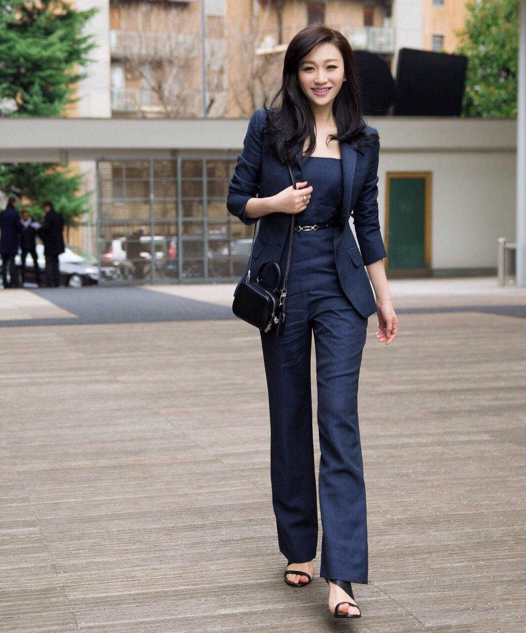 李小冉太适合穿红色!色上衣配黑色短裤简约大气,肤白貌美太惊艳