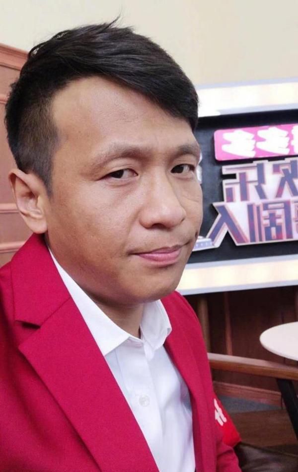 宋小宝深夜陪老婆逛街,感情十足秀恩爱,老婆尽掌财政大权