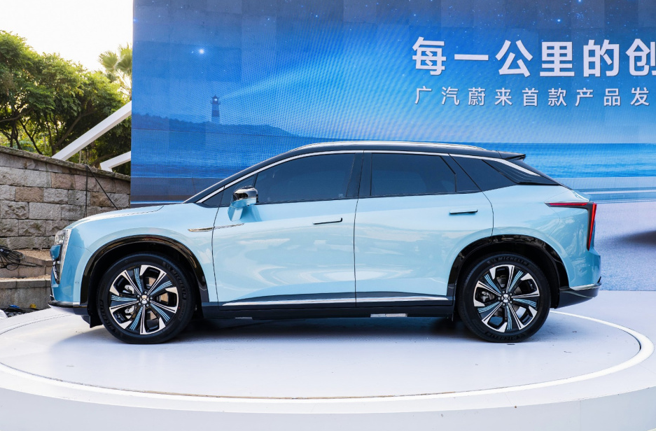 外观时尚，续航可达643km，这款中型纯电SUV，了解一下？