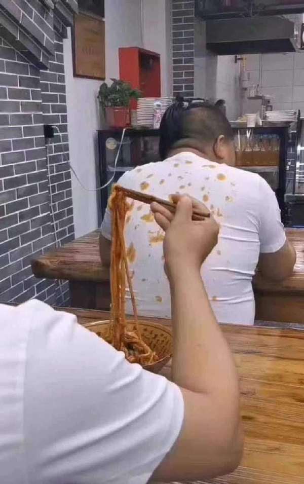 12个很尴尬的画面:吃面不小心把汤洒到邻座背上了,怎么办在线等