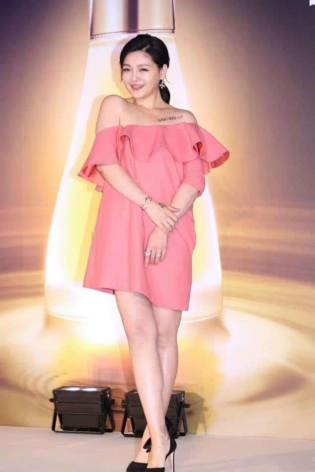 大s真大胆,半身裙开衩到腿根,漏出一半"安全裤",只为显腿长