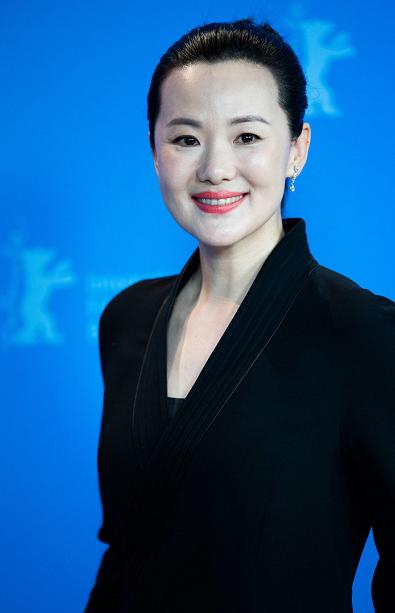 咏梅真气质到骨子里,穿黑色连衣长裙配丸子头亮相,低调反而更美