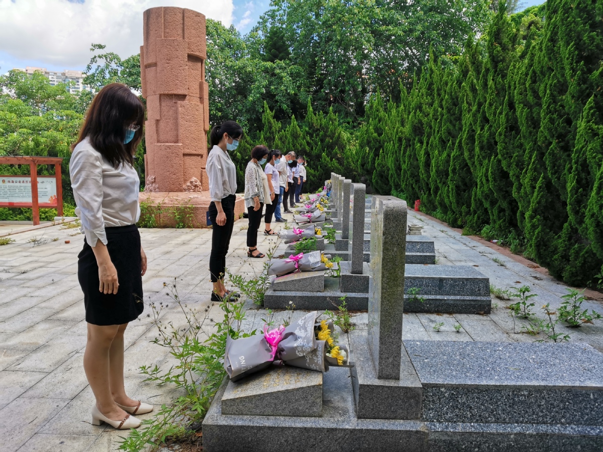 他们走进仙峰山墓园公安烈士墓祭奠英烈,听英雄故事