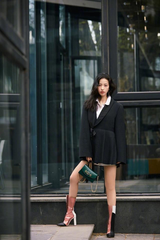 周雨彤9千5的裤子没穿错,搭配翠绿色高跟鞋,凹出1米3大长腿