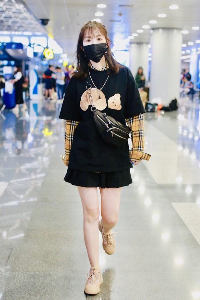 马蓉真是太白了,短裙造型秀出"豆腐腿",这状态真挺让人羡慕