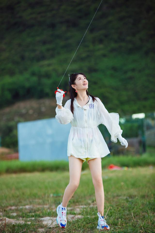 谢娜越发少女了,穿防晒衫超短裤,双腿纤细笔直哪像生过孩子的人