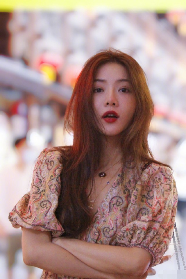 "小姨妈"邓家佳绑沙袋练舞,动作优雅女神范儿十足,瘦出排骨胸