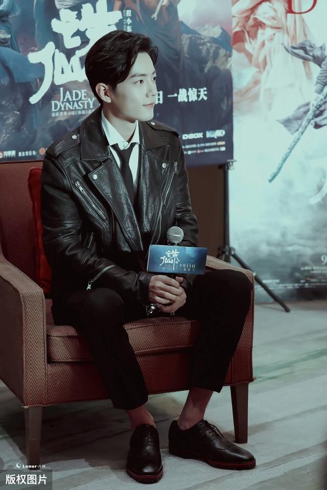 肖战获央视官博意外点名,一张童年照亮相,这次又成为大众焦点