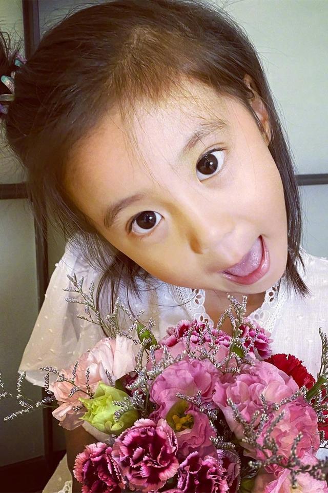 正文  贾静雯一共有3个女儿,其中大女儿"梧桐妹"孙翎茜是贾静雯和前夫