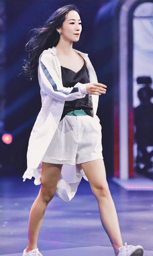 韩雪晒出美照穿白衬衣配白短裤简不失时尚感优雅又显气质