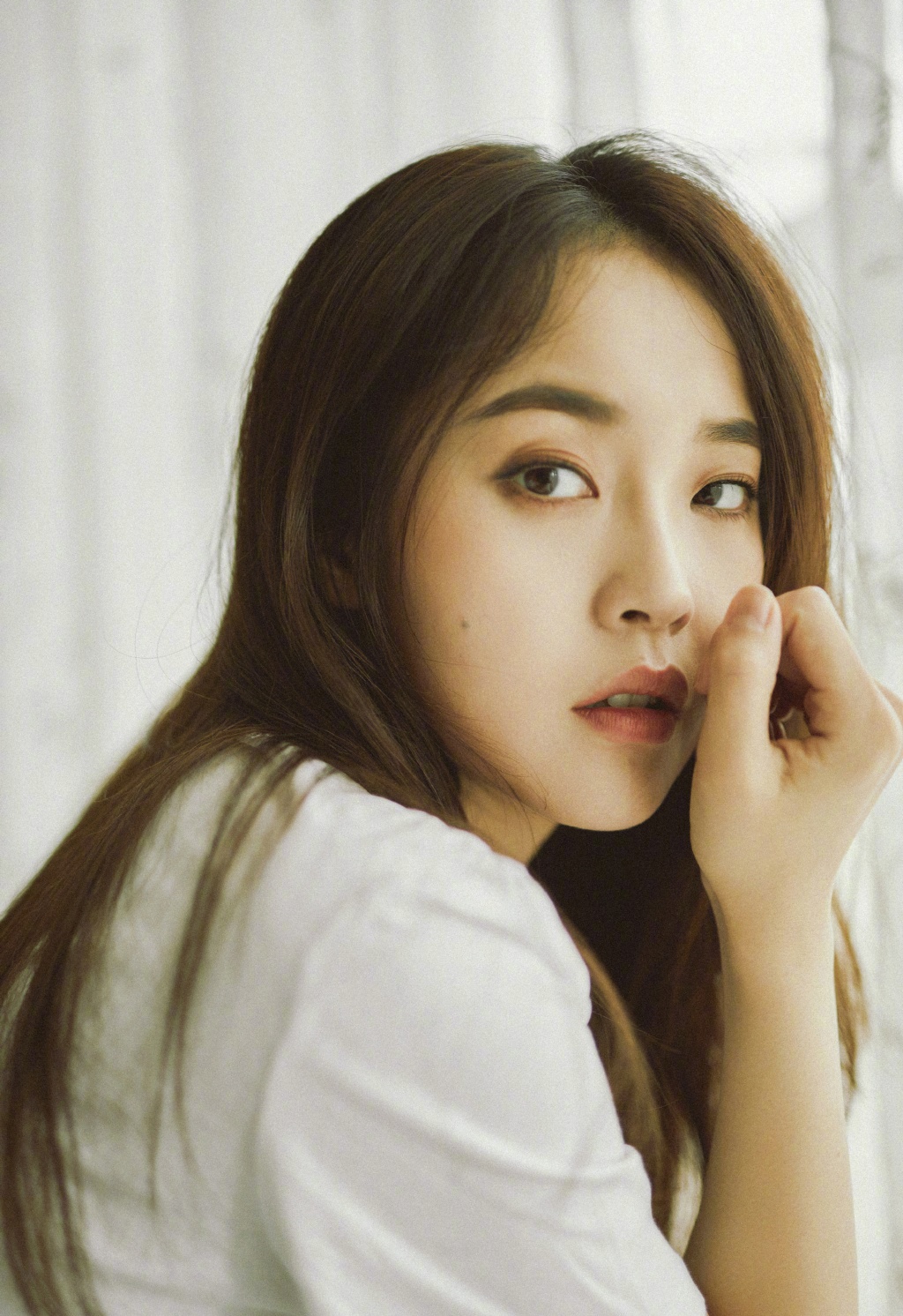 燃烧中她演反派女总裁今晒宅家私服照长发披肩清纯又甜美