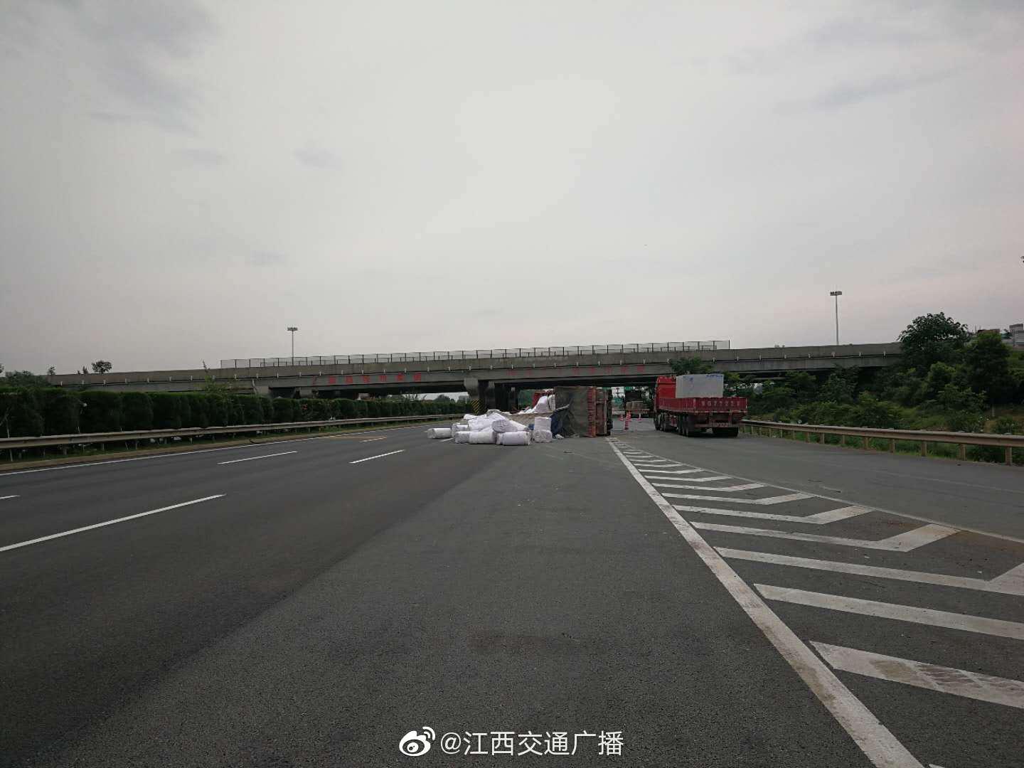 南昌绕城高速4公里800米处杨家湖北收费站往抚州方向匝道……江西交通