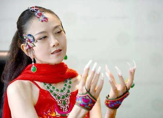 杨丽萍为舞台效果有多拼?衣服全部画上去,近距离观十分辣眼睛