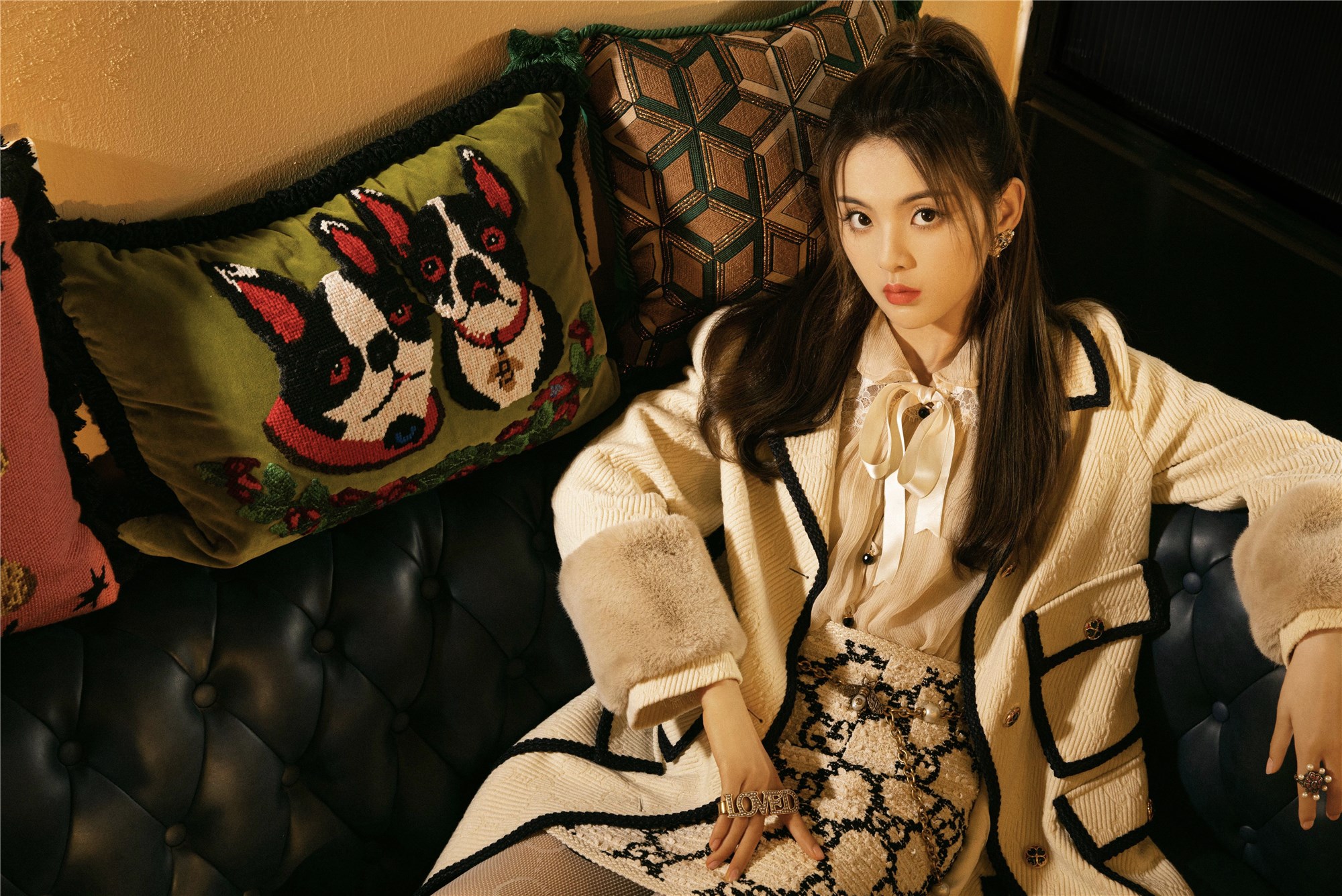 出道以后,她的重心就放在了影视剧上,凭借天然的脸蛋,杨超越已经成为