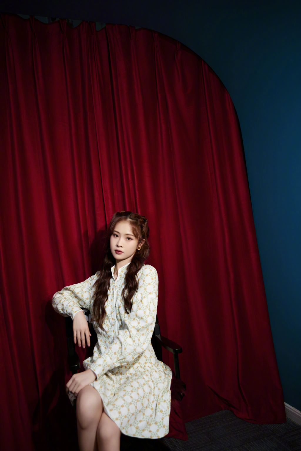 她被《青春有你2》淘汰,今穿碎花裙配长卷发出镜,复古又清新