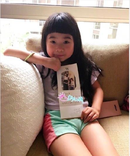 她们和妈妈一点都不像!昆凌妈妈撞脸曹格女儿,阿娇妈妈鼻子很塌