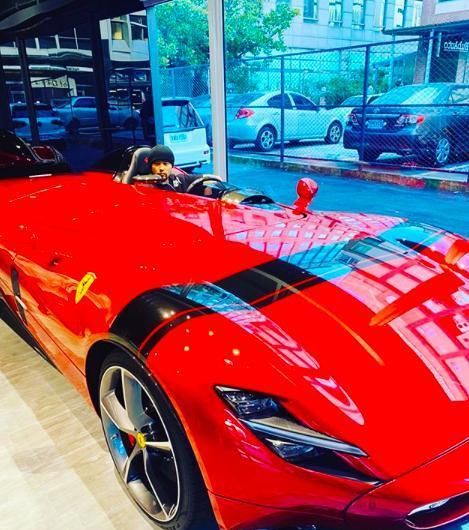 周杰伦秀千万豪车炫富!一身黑藏不住满身肌肉