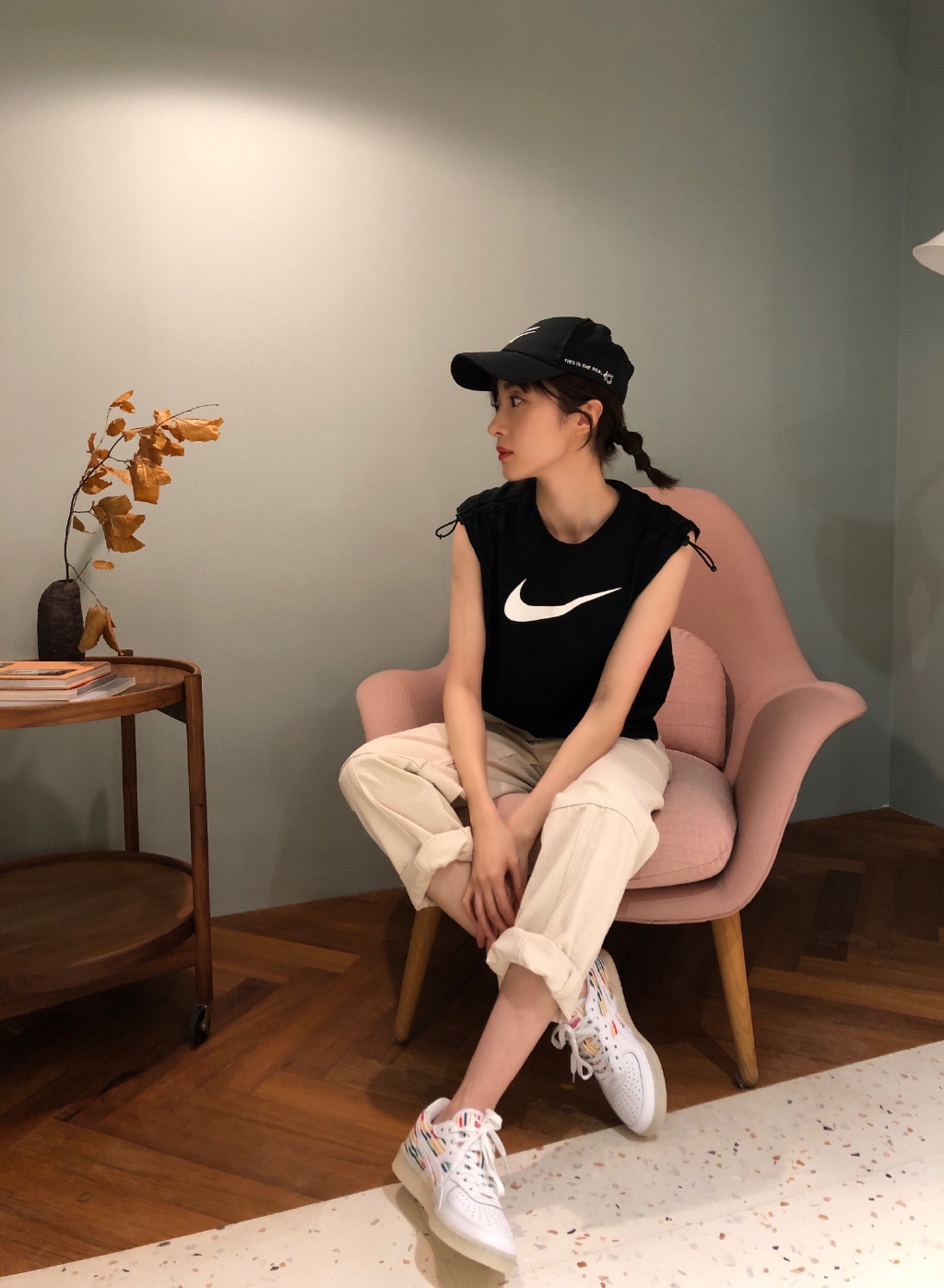 胡冰卿太显嫩了,穿无袖衫配休闲裤出镜,比"剪刀手"好俏皮