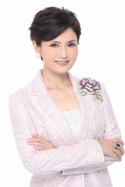 59岁琼瑶女郎4年无工作,因前夫欠700万外债,惨到靠卖珠宝为生